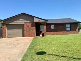 137 Elmwood Ave in Weatherford, OK - Building Photo