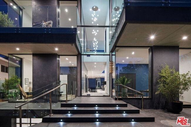 2304 Donella Cir in Los Angeles, CA - Building Photo - Building Photo