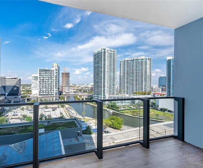 68 SE 6th St, Unit 0 in Miami, FL - Building Photo - Building Photo