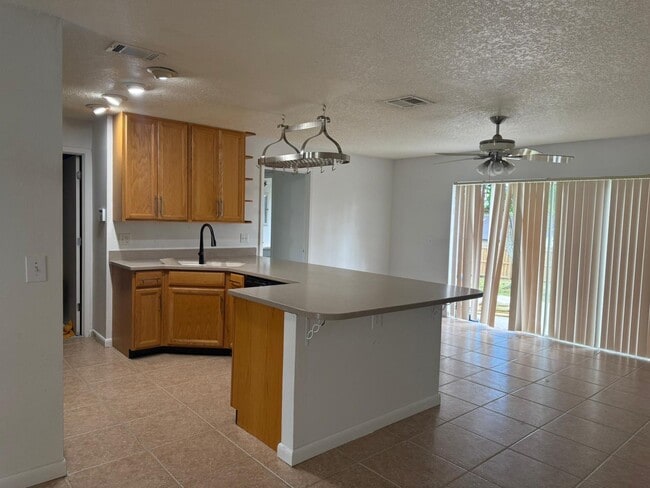 1907 E Chapel Dr in Deltona, FL - Building Photo - Building Photo