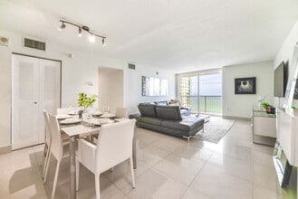 1200 Brickell Bay Dr in Miami, FL - Foto de edificio - Building Photo
