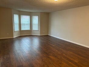 149 Tulip Ln in Freehold, NJ - Foto de edificio - Building Photo