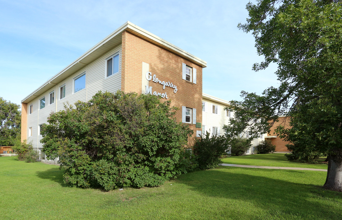 McQueen Manor in Edmonton, AB - Building Photo