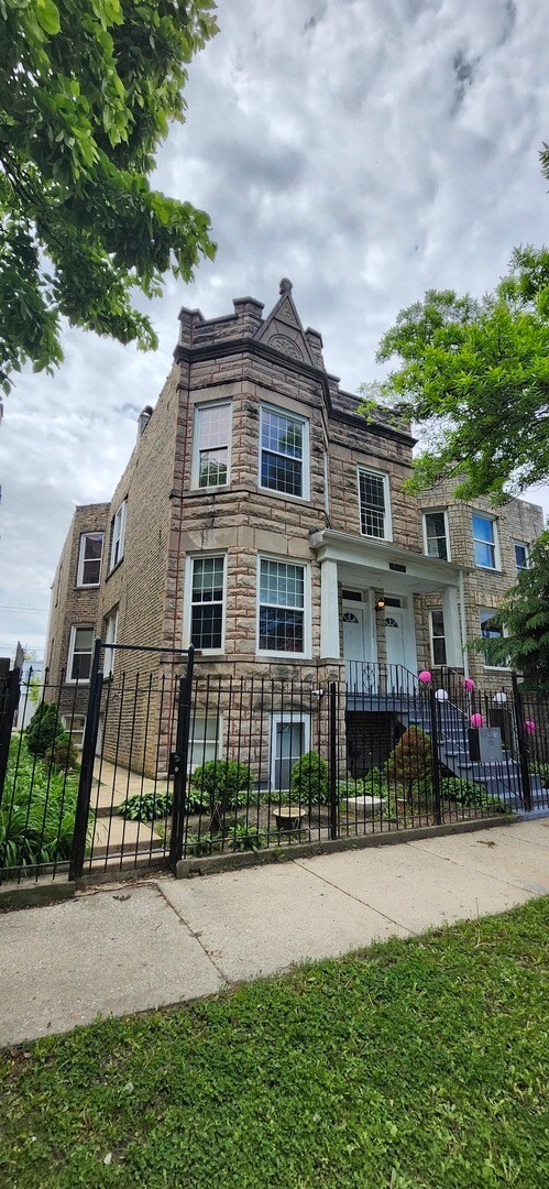 3427 W Evergreen Ave-Unit -2 in Chicago, IL - Building Photo - Building Photo