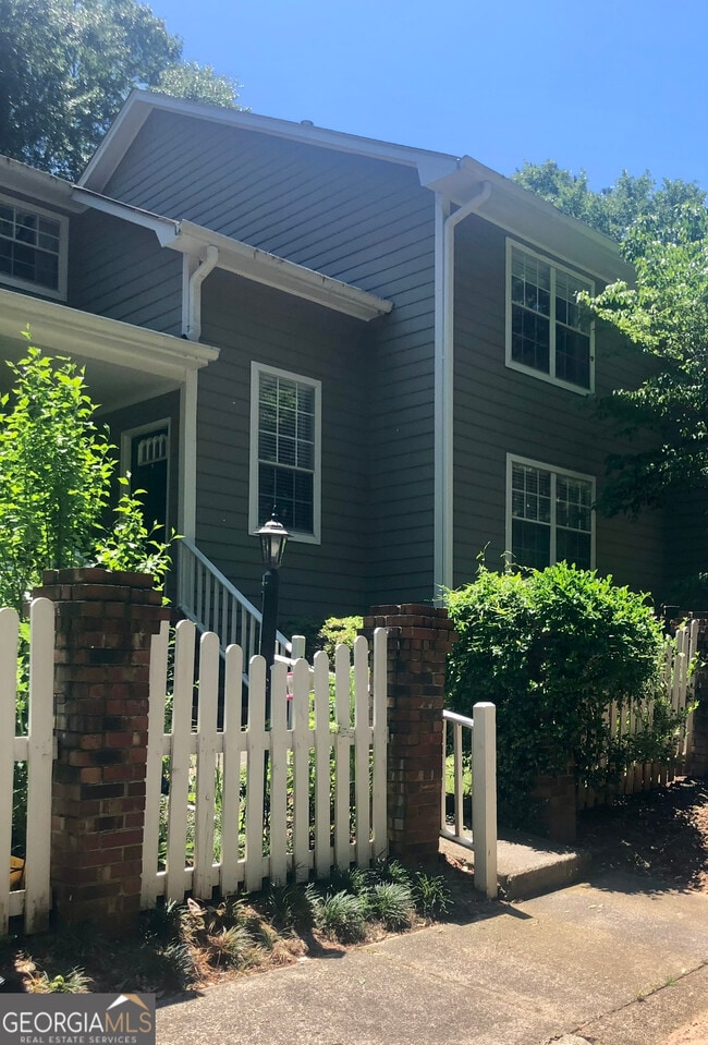 property at 2539 Oakridge Pl