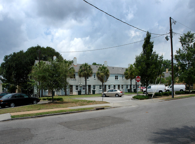 Meeting Street Manor - Cooper River Court in Charleston, SC - Foto de edificio - Building Photo