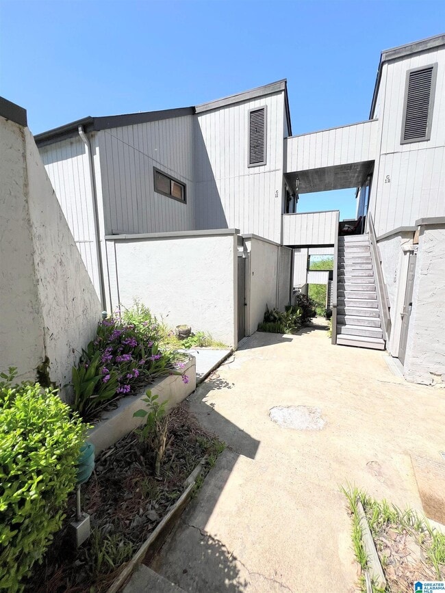 property at 3350 Altamont Rd