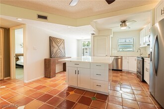 325 Charlemagne Blvd in Naples, FL - Building Photo - Building Photo