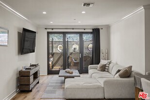 122 N Clark Dr in Los Angeles, CA - Building Photo