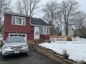 411 Lake Shore Dr in Parsippany Troy Hills, NJ - Building Photo