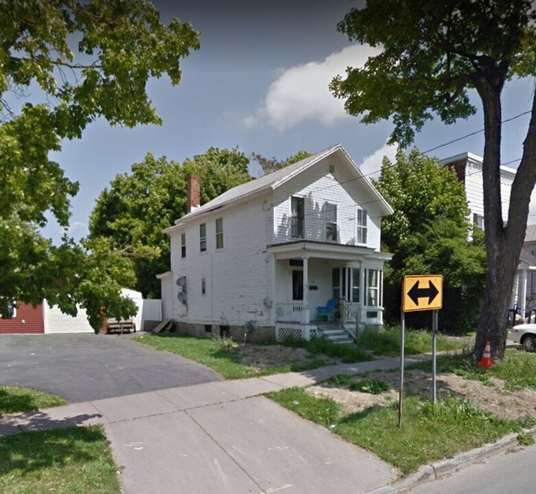 113 W Oneida St in Oswego, NY - Building Photo