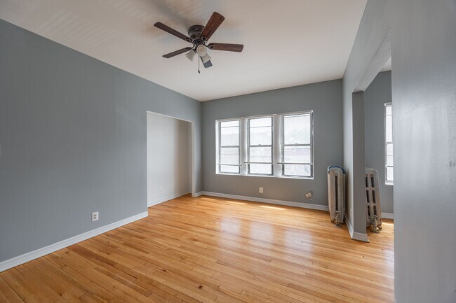 1319 W Estes Ave, Unit 17 in Chicago, IL - Foto de edificio - Building Photo