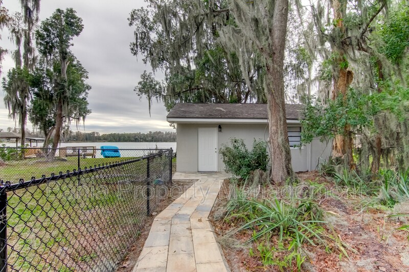 318 Deer Cove Ln in Lutz, FL - Building Photo