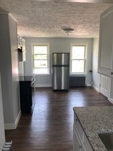 93 1/2 Lake St, Unit Apt 2 in Webster, MA - Building Photo - Building Photo