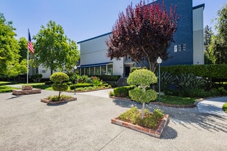 West Park Apartments in San Jose, CA - Foto de edificio - Building Photo