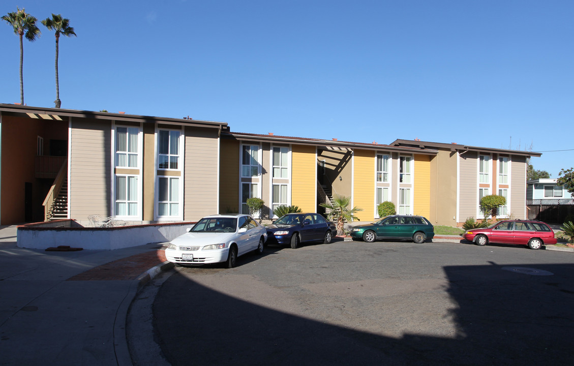 La Paloma Gardens Apartments in San Diego, CA - Foto de edificio