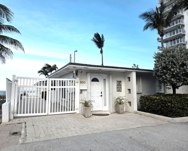800 Briny Ave in Pompano Beach, FL - Foto de edificio - Building Photo