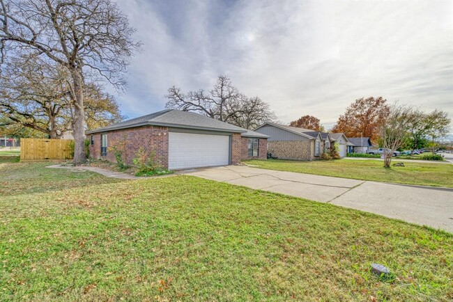 1308 Hardwood Ln in College Station, TX - Foto de edificio - Building Photo