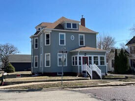 300 Buena Vista Ave, Unit 2 in Pekin, IL - Building Photo