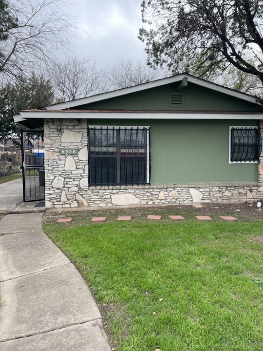 6358 W Commerce St in San Antonio, TX - Building Photo