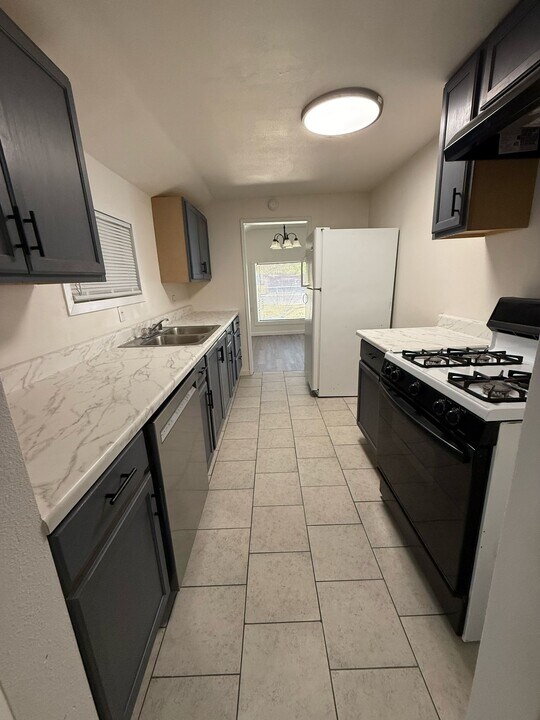 322 W Vine Ave in Visalia, CA - Building Photo