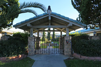 Cedar Garden Apartment in Escondido, CA - Foto de edificio - Building Photo