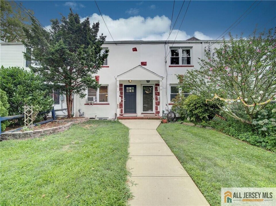 5 Elm Ct in Metuchen, NJ - Building Photo