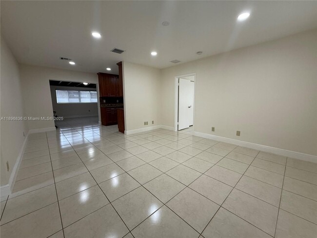5730 NW 112th Terrace in Hialeah, FL - Building Photo - Building Photo