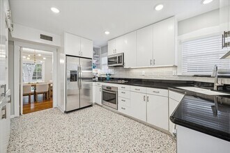 2420 Nottingham St in Houston, TX - Building Photo - Building Photo