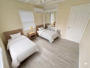 1360 Oxford Dr, Unit A in Englewood, FL - Foto de edificio - Building Photo