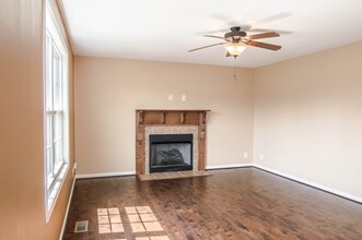 994 Dwight Eisenhower Way in Clarksville, TN - Building Photo - Building Photo