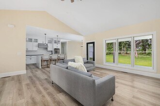 1332 S Rd in South Kingstown, RI - Building Photo - Building Photo