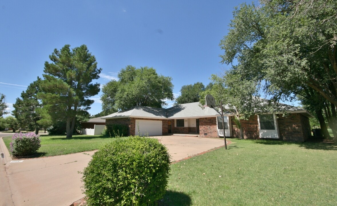 1904 Fairway Terrace in Clovis, NM - Building Photo