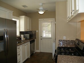 2413 Woodhead St-Unit -B in Houston, TX - Building Photo - Building Photo