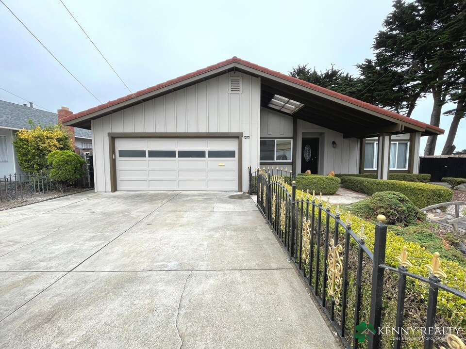 210 Monterey Rd in Pacifica, CA - Building Photo