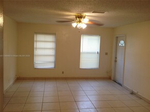 4063 SW 51st St in Fort Lauderdale, FL - Foto de edificio - Building Photo