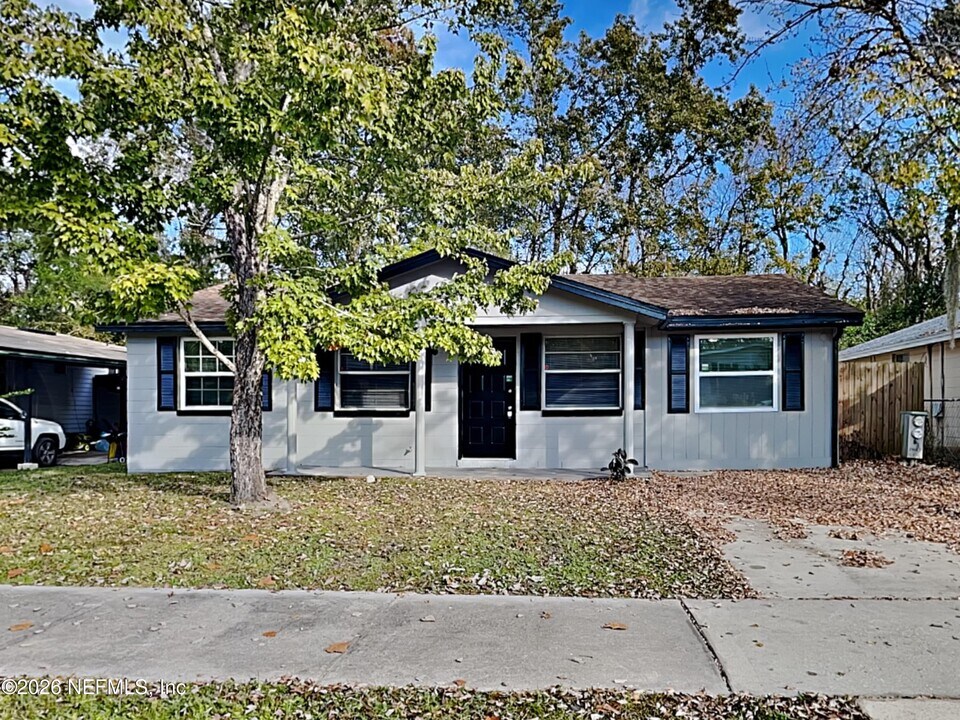 7627 MCCOWAN Dr in Jacksonville, FL - Building Photo