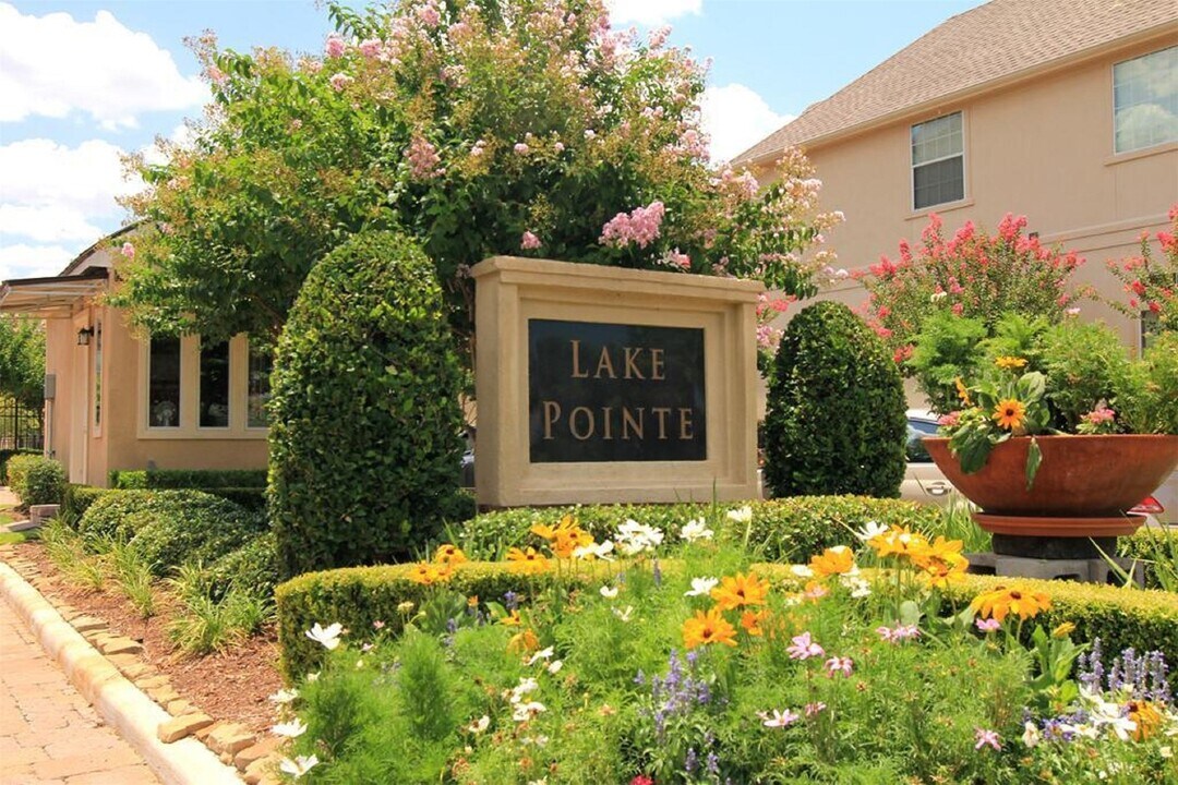 9033 Creekstone Lake Dr in Houston, TX - Building Photo