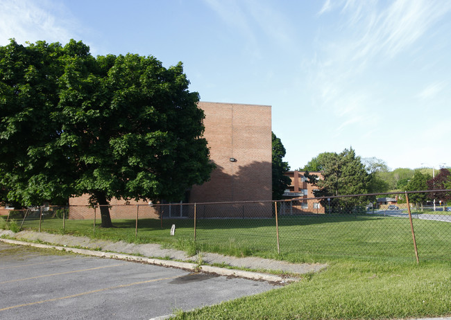 HUNTINGFIELD MANOR in Toronto, ON - Building Photo - Building Photo