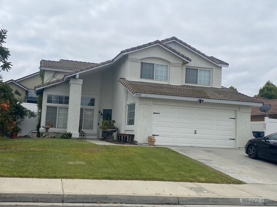19929 Windwood Cir in Riverside, CA - Building Photo