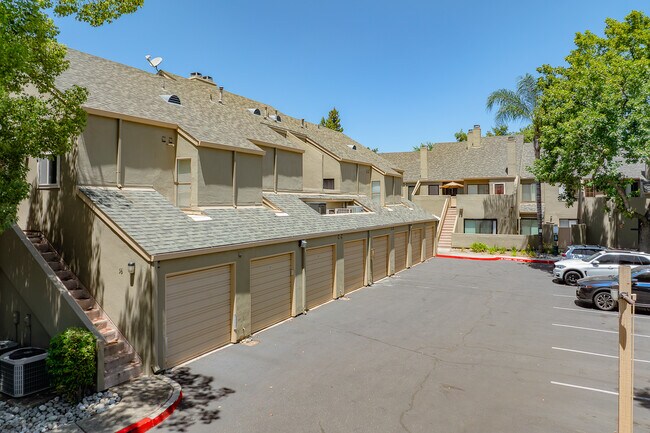 Hemlock Street Condominiums in Sacramento, CA - Foto de edificio - Building Photo