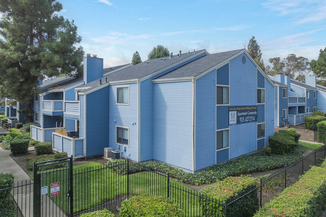 Mosaic Apartments in Pittsburg, CA - Foto de edificio