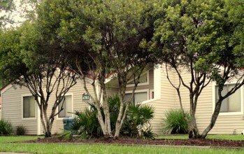 Radcliff Court Apartments in Jacksonville, FL - Foto de edificio - Building Photo