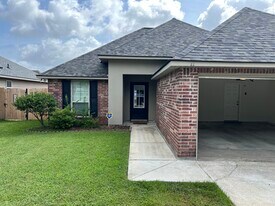 9417 Lockhart Rd in Denham Springs, LA - Building Photo