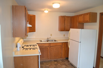 17124 Truetown Rd, Unit AptB in Millfield, OH - Foto de edificio - Building Photo
