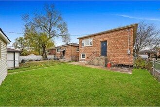 9347 S Luella Ave in Chicago, IL - Building Photo - Building Photo
