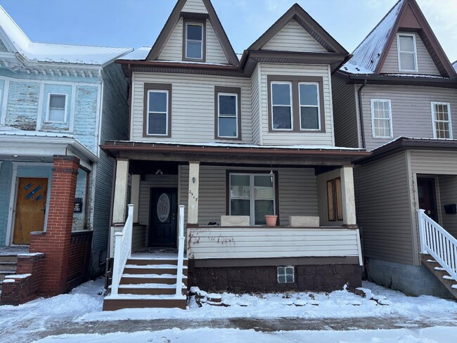 property at 2517 W Chestnut Ave