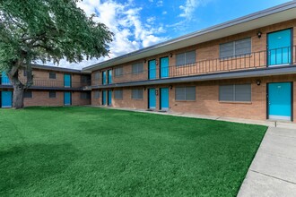 South Hill Apartments in San Antonio, TX - Building Photo - Building Photo