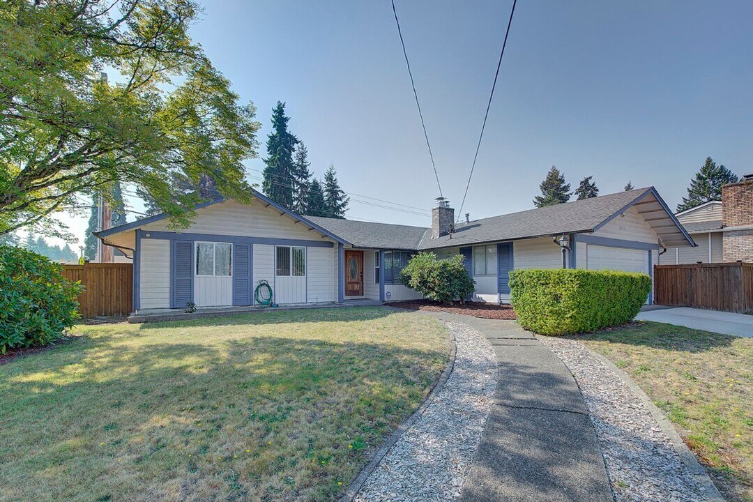 12157 SE 68th Pl in Bellevue, WA - Building Photo