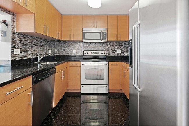 102 Christopher Columbus Dr in Jersey City, NJ - Building Photo - Building Photo